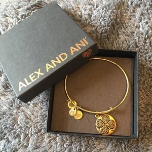 💚Alex and Ani Four Leaf Clover Bracelet💚